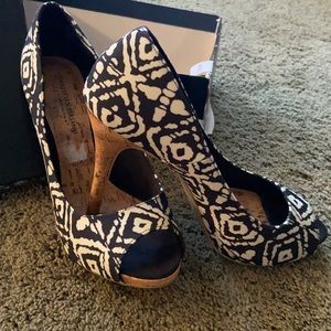 Black and white size 10w heel